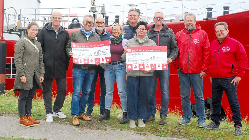 Gruppenbild mit Geldspendern: Hanna Münzel (Borkum-Stiftung, von links), Torsten Juilfs (Borkum-Stiftung), Volkmar Vogel (Vorsitzender Förderverein Feuerschiff „Borkumriff“), Roelof „Epi“ Brinkmann (Beisitzer Förderverein), Melanie Helms (Schriftführerin Förderverein), Christoph Michaelsen (Kassierer Förderverein) Heike und Gerd-Heiner Kutscher (Fahrrad Tente) sowie Kay Storm und Frank Pahl (beide Beisitzer Förderverein). Foto: Ferber
