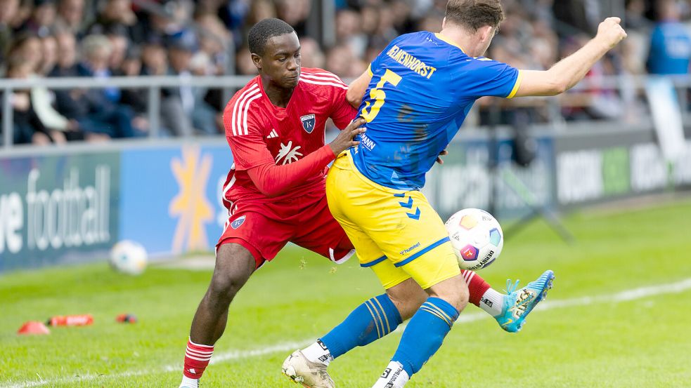 Umkämpft, aber weitestgehend fair war das Duell zwischen Kickers und Atlas auf dem Feld. Daneben gab es ein paar Provokationen und Ärger. Foto: Doden/Emden