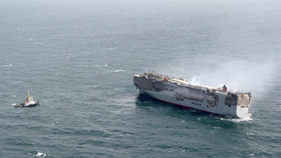 Auch am Sonntag, mehrere Tage nach dem Brand, stieg noch Rauch von der „Fremantle Highway“ auf. Foto: Küstenwache