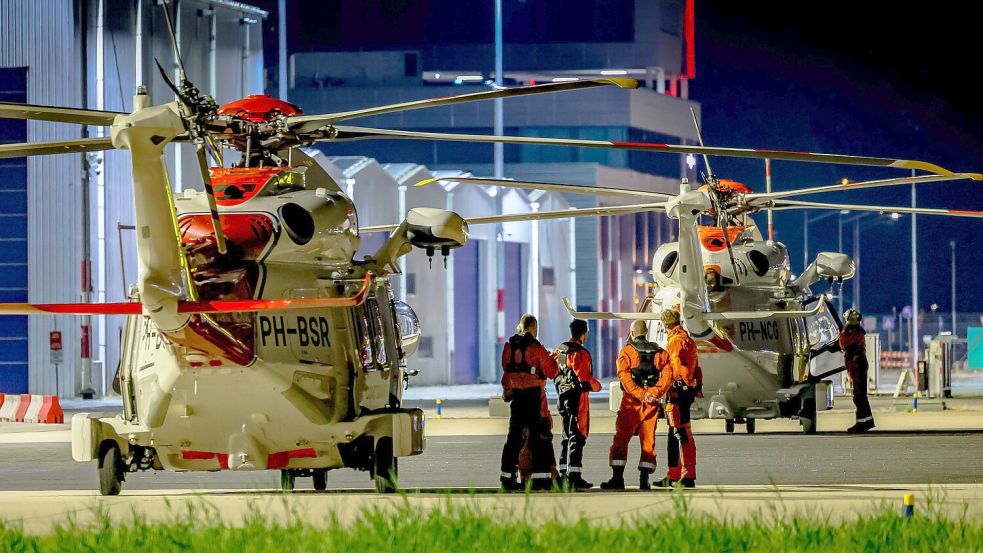 Zwei Hubschrauber der niederländischen Küstenwache waren in der Unglücksnacht im Einsatz. Ehe sie in Richtung Nordsee flogen, mussten sie in Rotterdam zwischenlanden. Foto: Van Der Caalj/ANP/DPA