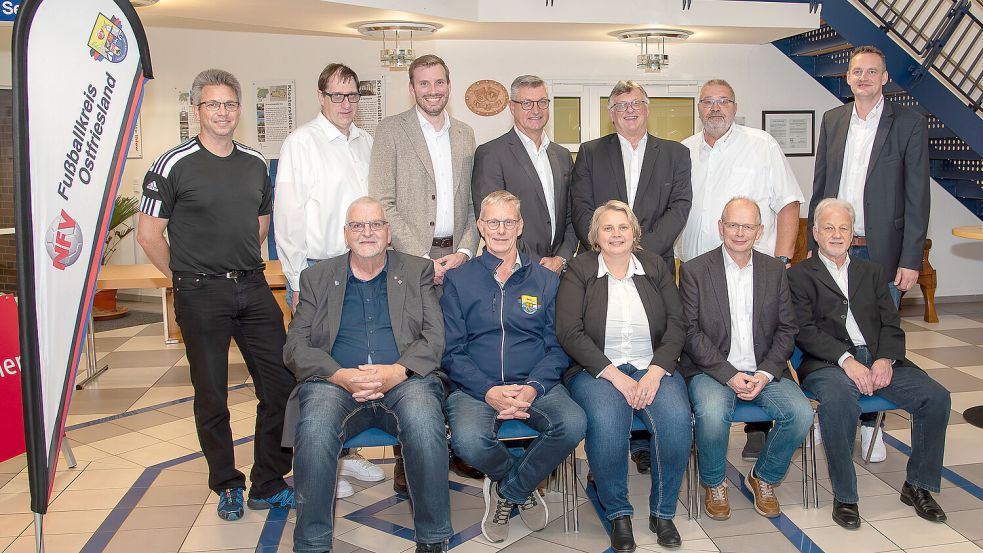 Mit diesem Vorstand geht der Fußball-Kreis Ostfriesland die vielfältigen Aufgaben an. Hinten von links: Tobias Fuhrmann, Rolf Fimmen, Martin Brandt, Rainer Hoffmann, Winfried Neumann, Holger Hokema, Markus Voss. Vordere Reihe von links: Hans-Adolf Tebben, Lothar Buscher, Claudia Tschöke, Alwin Harberts, Hermann Weiland. Foto: Hasbach