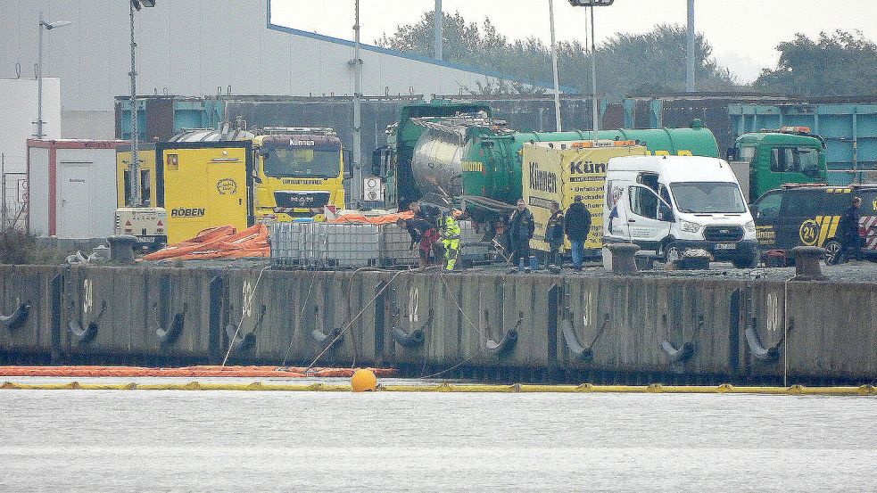 Viel Betrieb am Südkai: Mitarbeiter der Spezialfirma begleiten die Taucher, die unter Wasser Entlüftungsöffnungen der Dieseltanks verschließen. Foto: F. Doden