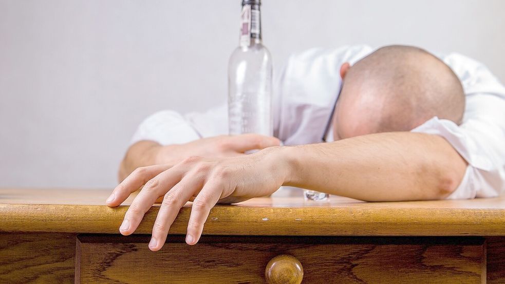 Alkoholismus oder besser die Alkoholabhängigkeit ist eine psychische Erkrankung. Symbolfoto: Pixabay
