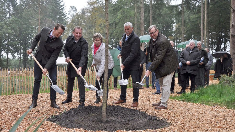 Zur Einweihung wurde, wie es sich für einen solchen Anlass gehört, auch ein Baum gepflanzt. Maximilian Graf von Wedel (von links), Friedeburgs Bürgermeister Helfried Goetz, die Wieseder Ortsvorsteherin Elke Hildebrandt, stellvertretender Landrat Hans-Hermann Lohfeld und Generalbevollmächtigter auf Schloss Gödens, Enno Herlyn, griffen zum Spaten. Foto: Ullrich