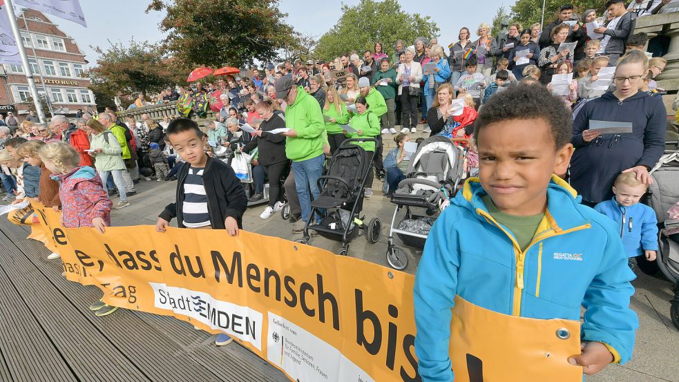 Gut was los auf der Delfttreppe: Am Singen gegen Rassismus nahmen über 400 Menschen teil. Foto: Ortgies