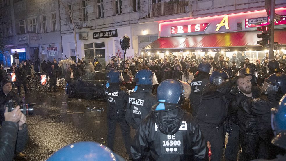 Vor einem Schnellrestaurant an der Sonnenallee geraten pro-palästinensische Demonstranten und die Polizei aneinander. Die Servicekraft im Restaurant erinnert sich an nichts Bemerkenswertes. Foto: dpa/Paul Zinken