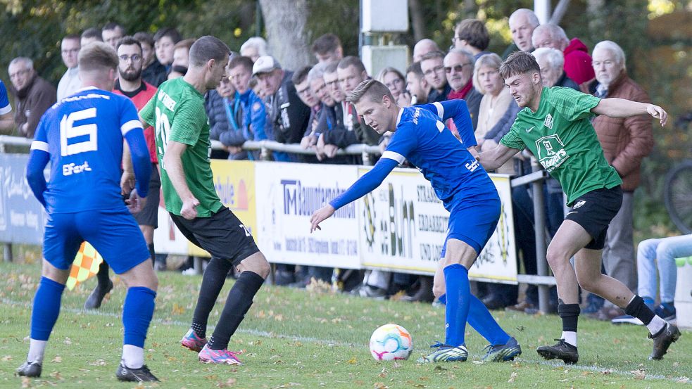 Vergangene Saison verpasste Holthausen-Biene (am Ball) nur knapp den Aufstieg in die Oberliga und reist deshalb am Freitag wieder nach Firrel (rechts Steef Borgman). Foto: Doden/Emden
