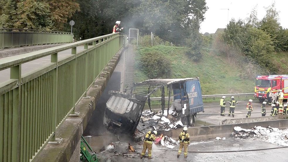 Die A1 ist nach einem Unfall bei Ahlhorn in beide Richtungen gesperrt worden. Foto: NWM-TV