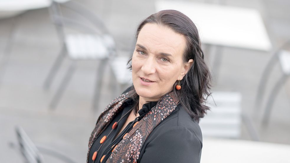 Die deutsch-ungarische Schriftstellerin Terezia Mora steht auf der Terrasse des Darmstädter Staatstheaters. Sie ist mit ihrem neuen Roman „Muna oder Die Hälfte des Lebens“ unter den Nominierten auf der Shortlist für den Deutschen Buchpreis. Foto: picture-alliance/dpa
