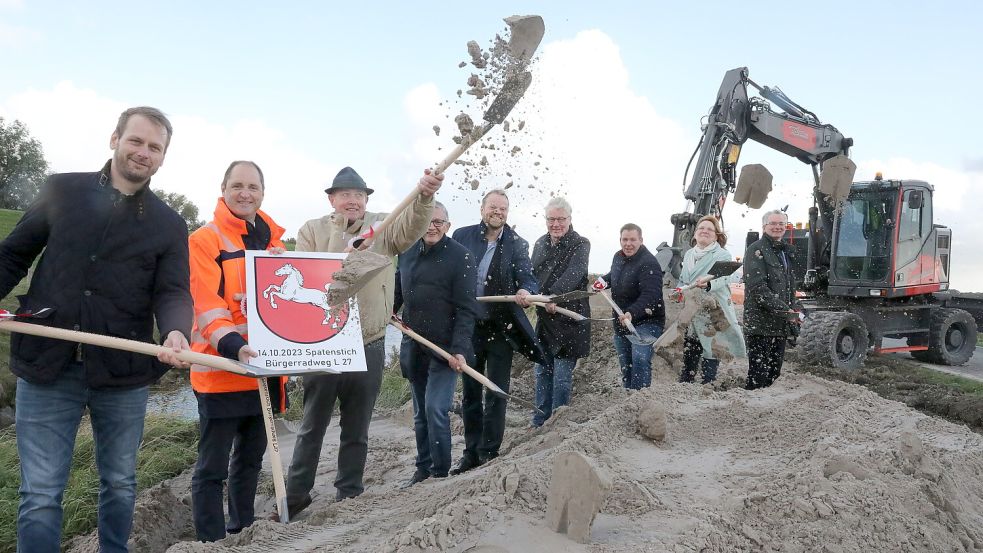 Schwungvoll beim Spatenstich für den ersten Bürgerradweg Ostfrieslands: Hanno Albers (Firma Tellbau, von links), Frank Buchholz, Enno Appelhagen, Olaf Meinen, Matthias Arends, Bernd Althusmann, Florian Eiben, Hilke Looden und und Diedrich Strohmann (1. Entwässerungsverband). Foto: Hock