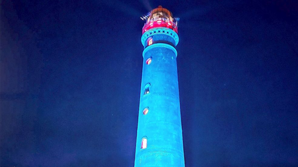 Im vergangenen Jahr bekam an einem Abend der neue Leuchtturm ein buntes Farbenspiel verpasst. Foto: Ferber