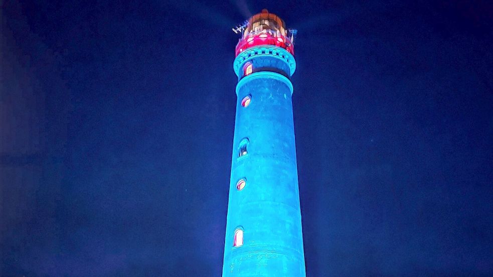 Im vergangenen Jahr bekam an einem Abend der neue Leuchtturm ein buntes Farbenspiel verpasst. Foto: Ferber