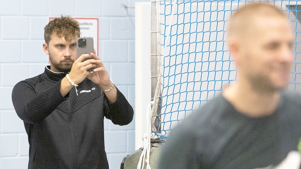 Ein Influencer hat sein Handy ständig im Einsatz. Dominik Stuckmann war in Borssum schwer beschäftigt. Fotos: Doden