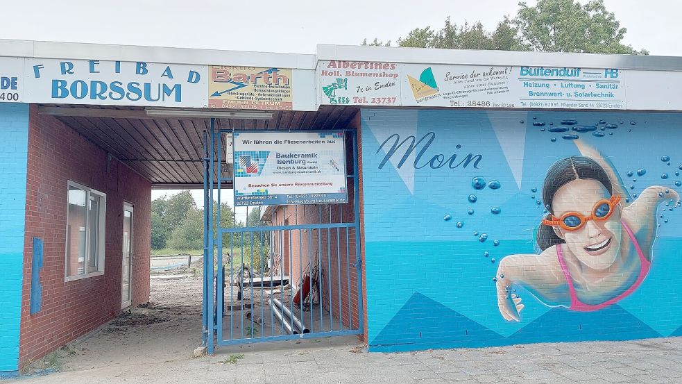 Das Eingangsgebäude des Freibads Borssum ist jetzt durch Spray-Kunst verschönert. Fotos: Hanssen