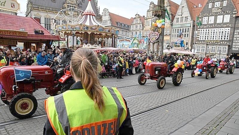 Der Freimarktsumzug führt auch am Roland vorbei. Foto: Carmen Jaspersen/dpa