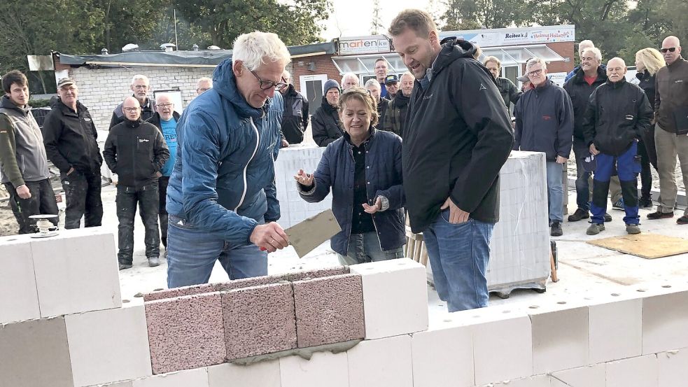 Sie legten symbolisch den Grundstein für den Neubau im Van-Ameren-Bad: Technikchef Friedhelm Jakobs (vorne von links), Vorsitzende Gudrun Schöttes (beide vom Förderverein) und Bauunternehmer Heiko Dennhöfer. Foto: H. Müller