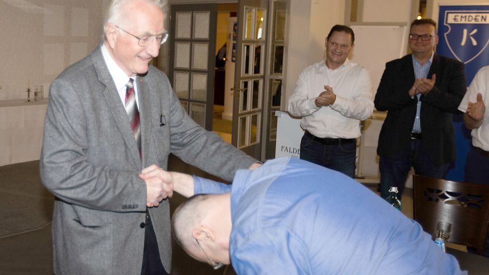 Bei der Jahreshauptversammlung des BSV Kickers Emden verneigte sich Vorsitzender Dr. Jörg Winter ganz tief vor dem Mann der ersten Kickers-Stunde und ehrte den Veteran für seine ewige Mitgliedschaft. Foto: Doden
