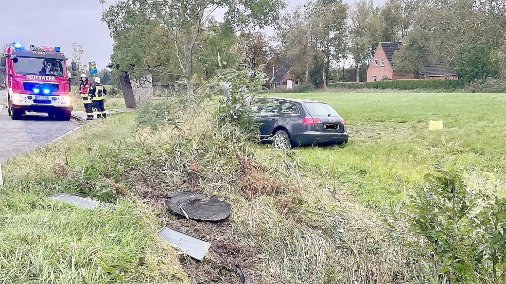 Der Wagen landete auf einem Feld. Foto: Feuerwehr