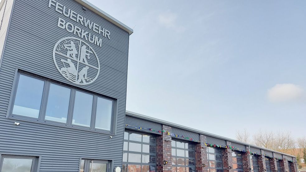 Das Feuerwehrgebäude in der Ankerstraße wird nun später erleuchtet. Foto: Ferber