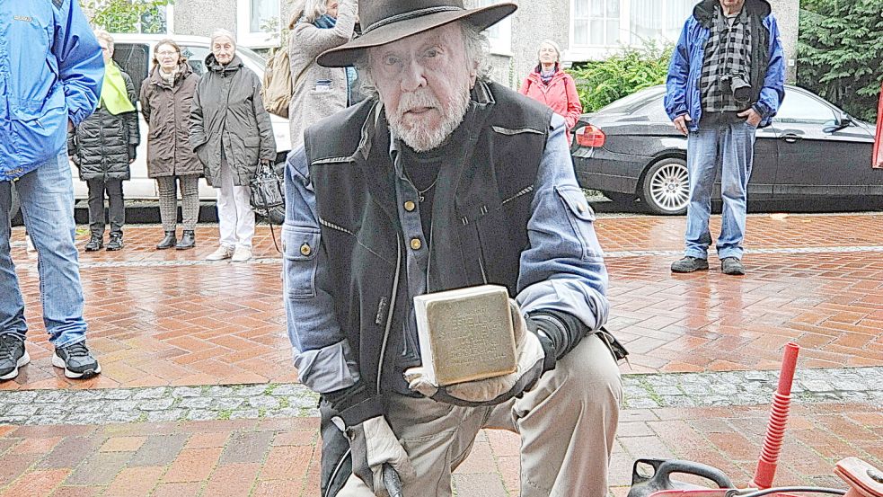 Künstler Gunter Demnig verlegte die Steine in Weener. Foto: Wolters