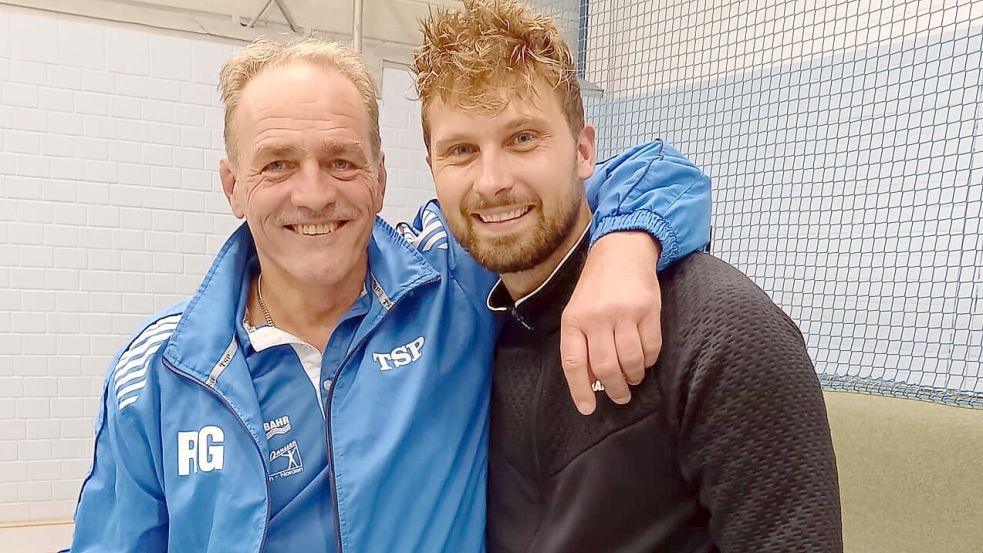 Kürzlich war Ralf Gottschlich (links) beim Duell mit dem TV Friedeburg und dem Foto mit Friedeburgs Bachelor Dominik Stuckmann noch bester Laune. Am Freitag aber herrschte bei ihm Wut und Frust. Foto: privat