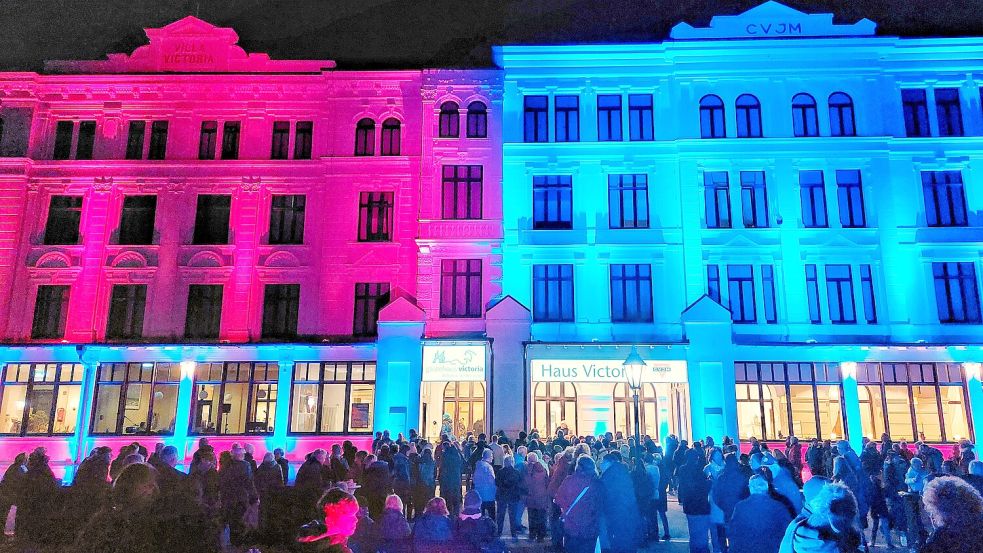 Publikumsmagnet: das bunt angestrahlte CVJM Victoria. Foto: Ferber