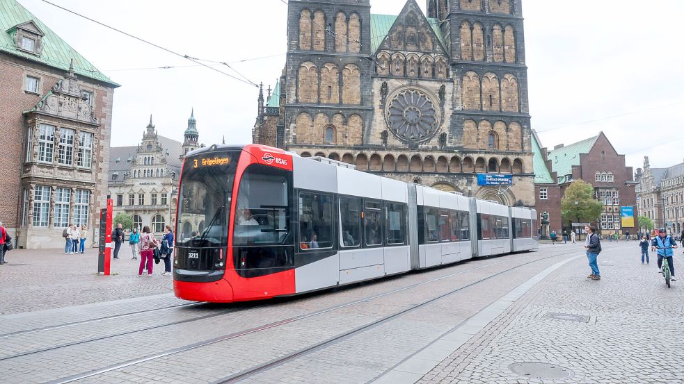 Eine Seniorin ist am Mittwoch in Bremen beim Anfahren in einer Straßenbahn gestürzt und dabei lebensgefährlich verletzt worden. Foto: imago images / Rüdiger Wölk
