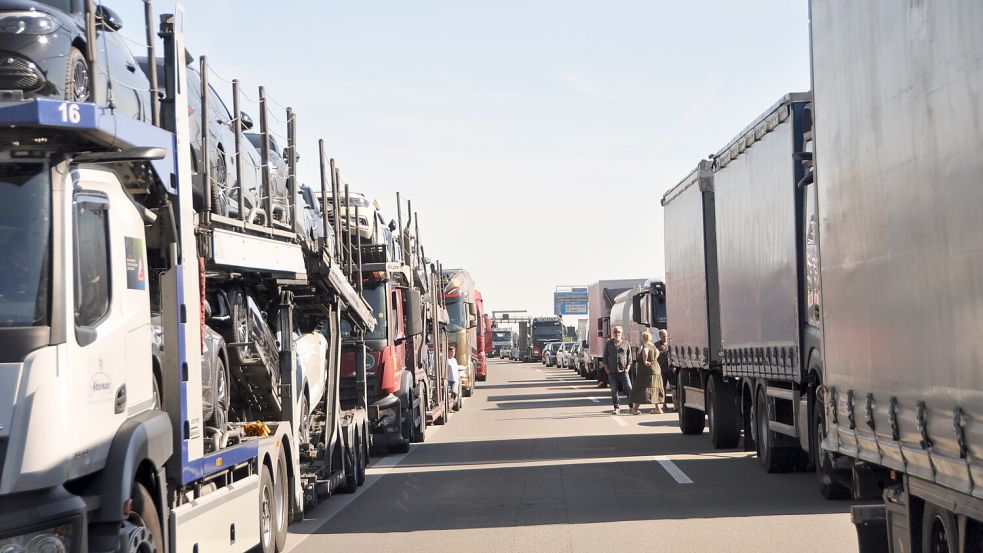 Unfälle auf der Autobahn und Sperrungen des Emstunnels führen häufig zu Staus, auch auf den Umleitungsstrecken kann es Probleme geben. Foto: Wolters