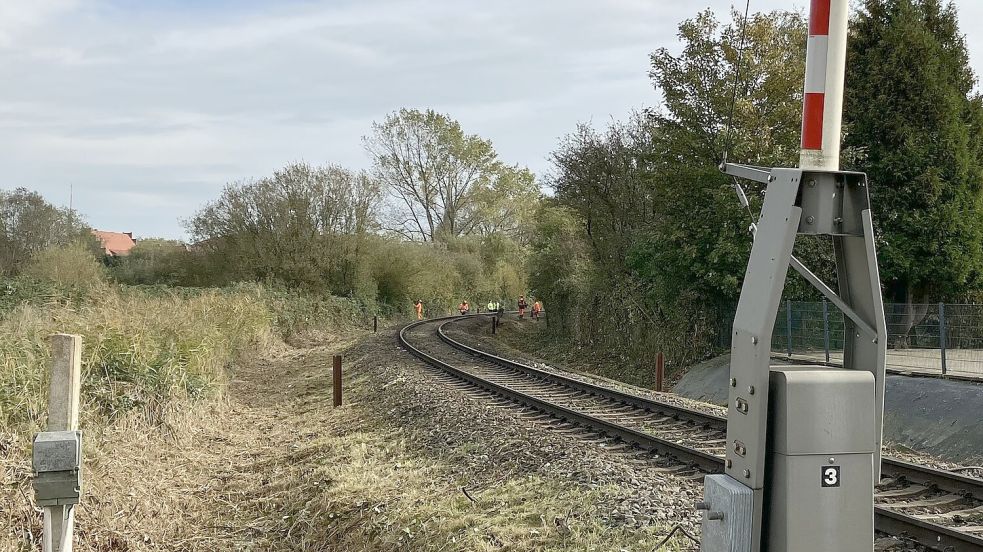 Erste Vorbereitungen: An den Gleisen nahe der Schlesierstraße sind schon Bahn-Mitarbeiter am Werk. Foto: Schuurman