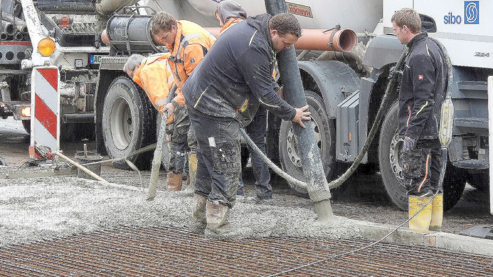 Am Freitag wurde bereits viel Beton auf die Trogstrecke gegossen. Foto: F. Doden