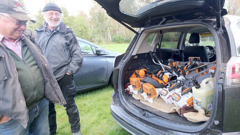 „Ich hasse nichts mehr als schlechtes Werkzeug“, sagt Helmut Hanssen (rechts). Er hat vorgesorgt – seine Astscheren schneiden Birkenstämmchen wie Butter. Mit im Bild Nabu-Urgestein Alfred Christochowitz. Foto: Böning