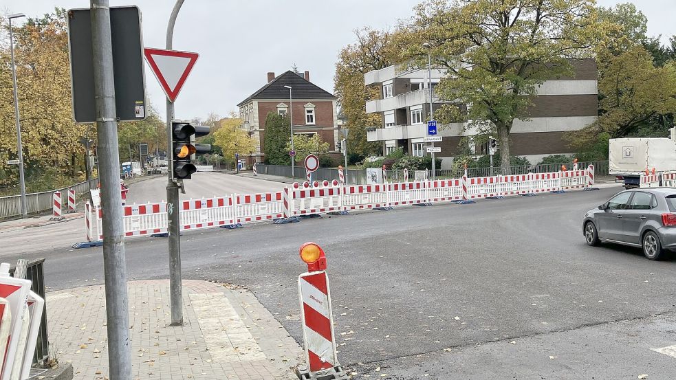 Komplett neu asphaltiert: Die Lindenhof-Kreuzung. Sonntagnachmittag werden die letzten Absperrbaken entfernt. Foto: Schuurman