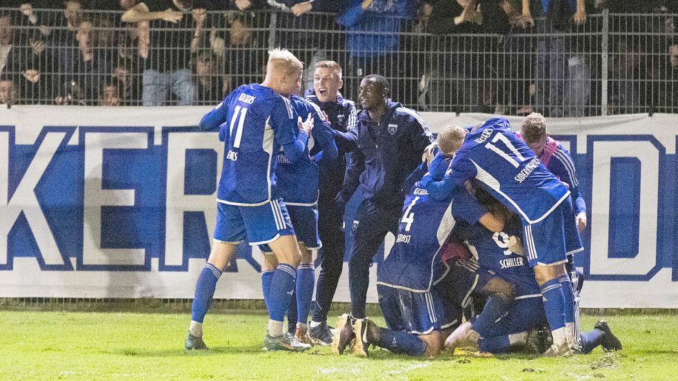 Vor zwei Wochen feierten die Emder einen 2:0-Sieg über den VfL Oldenburg auf einem am Ende ramponierten Feld. Auch gegen Egestorf wird es vermutlich eine rutschige Angelegenheit. Fotos: Doden