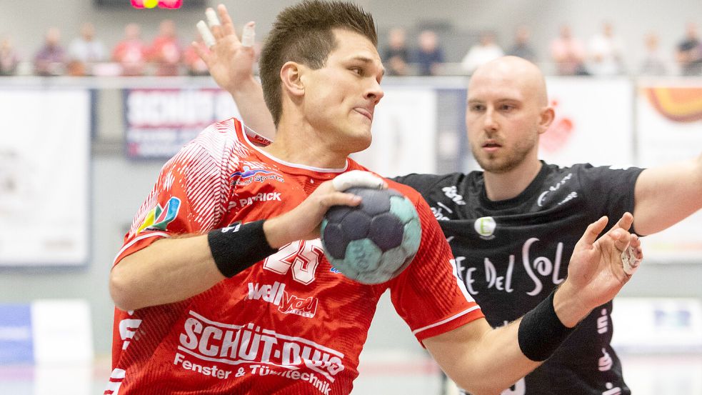 Jannes Hertlein (am Ball) war mit sieben Treffern Aurichs erfolgreichster Werfer in Augustorf. Archivfoto: Doden, Emden
