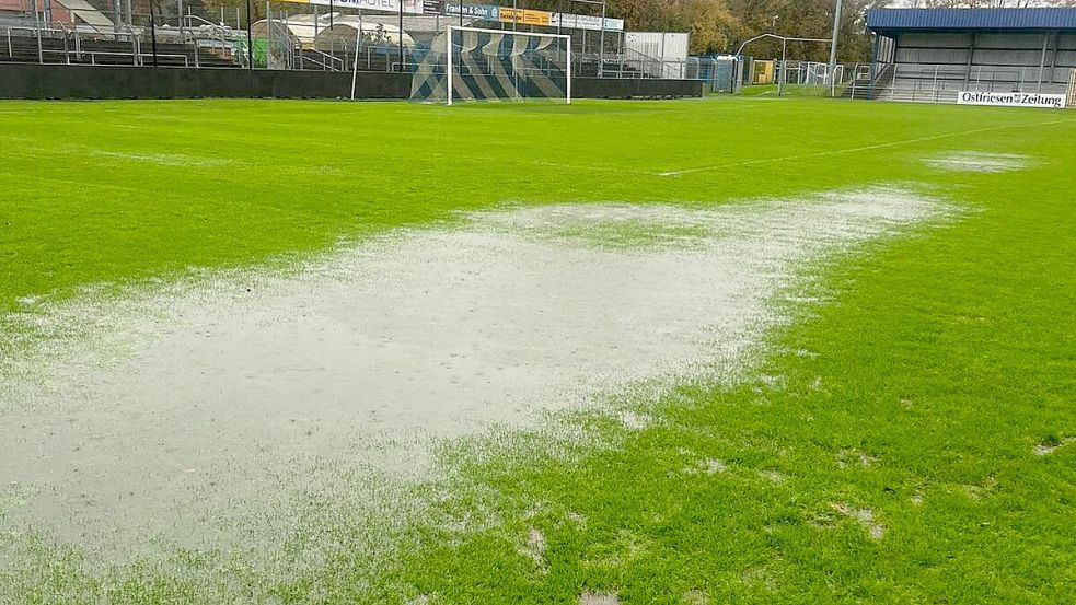 Der Rasen im Ostfriesland-Stadion stand am Dienstagmorgen teilweise unter Wasser. Foto: privat