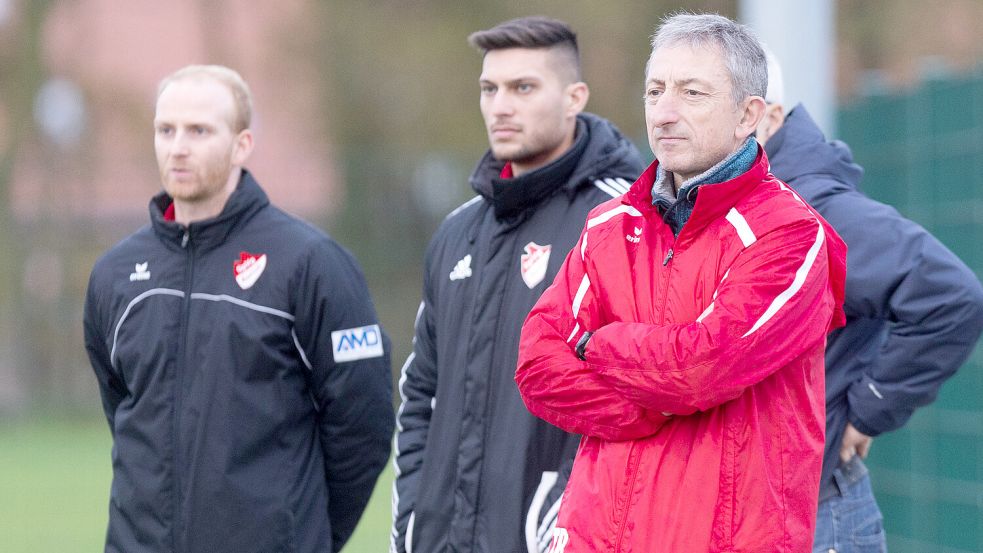 Uwe Fischer (rechts) sprach von einer verdienten Niederlage. Foto: Doden/Emden