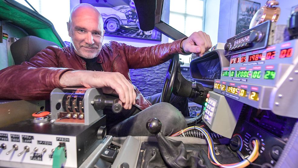 Chris Wolff ist ein echter „Zurück in die Zukunft“-Fan. Hier sitzt er in seinem nachgebauten DeLorean. Foto: Ortgies