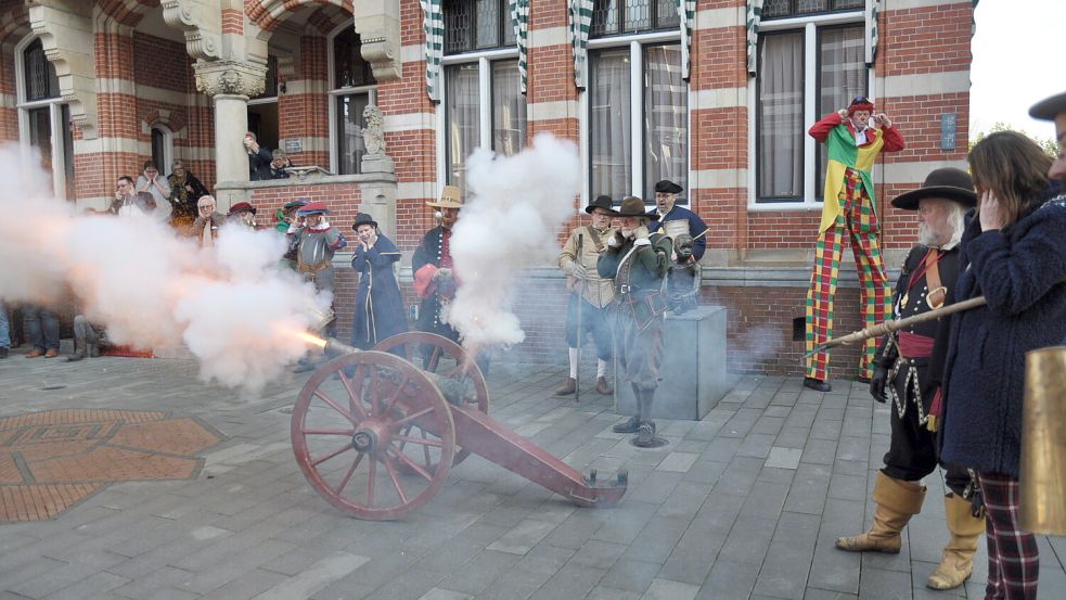 Die Adrillen werden traditionell vor dem historischen Rathaus von Winschoten mit einem lauten Kanonenschuss eröffnet. Archivfoto: Wolters