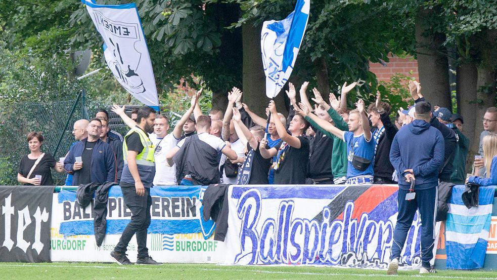 Die Emder Fans sorgten für mächtig Stimmung im fast 300 Kilometer entfernten Hildesheim. Das Foto stamm aus dem Spiel in Ramlingen. Archivfoto: Doden, Emden