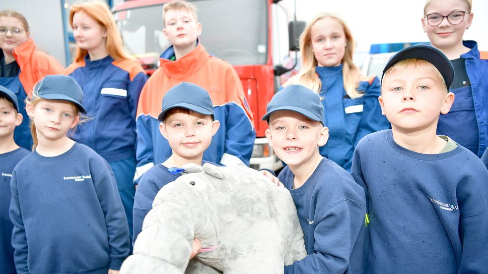 Nila (vorne, von links), Milan, Fabian und Janko sind vier der insgesamt 13 neuen Mitglieder der Kinderfeuerwehr Twixlum. Zur Gründung gab es von der Stadt einen Plüsch-Ottifanten. Foto: Wagenaar