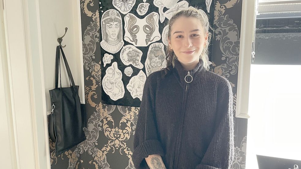 Die Tätowiererin Leila Janssen arbeitet eigentlich im Tattoostudio Little Harbour in Leer, hatte aber für die Lange Modenacht ihr Equipment im Leffers Modehaus aufgebaut. Bild: Nobel
