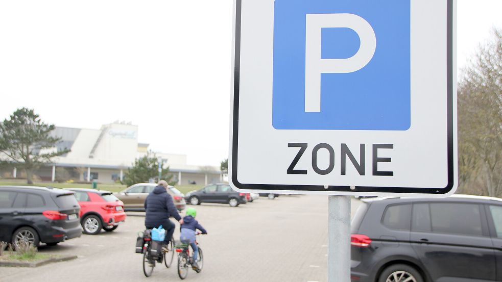 In der Parkzone in der Westerstraße kann ab 1. November wieder kostenlos geparkt werden – mit Vier-Stunden-Begrenzung. Foto: Ferber