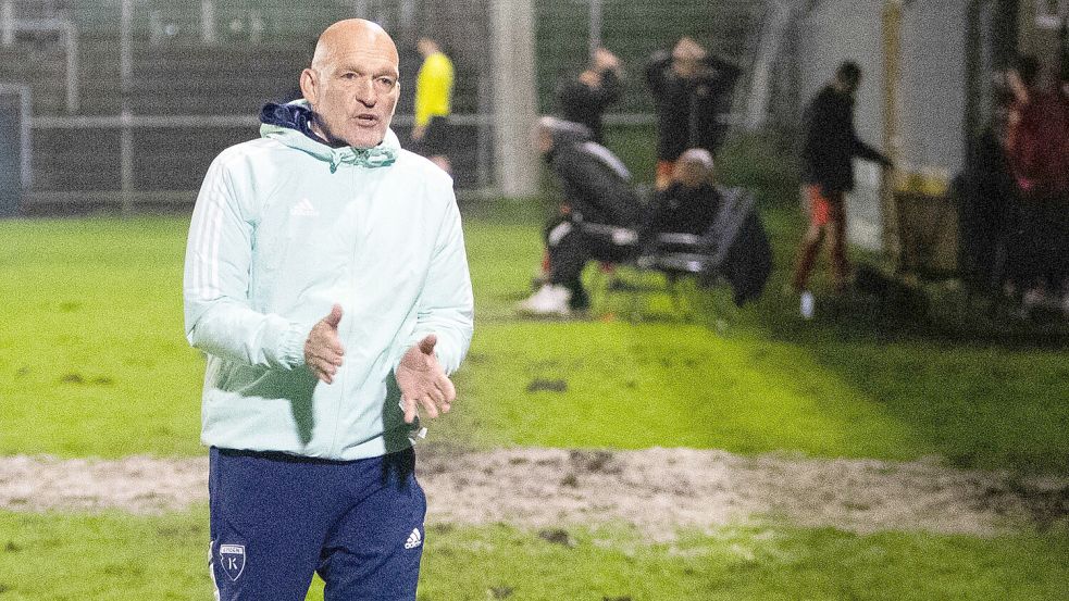 Die Coachingzone von Stefan Emmerling ist schon seit Wochen eine matschige Angelegenheit.