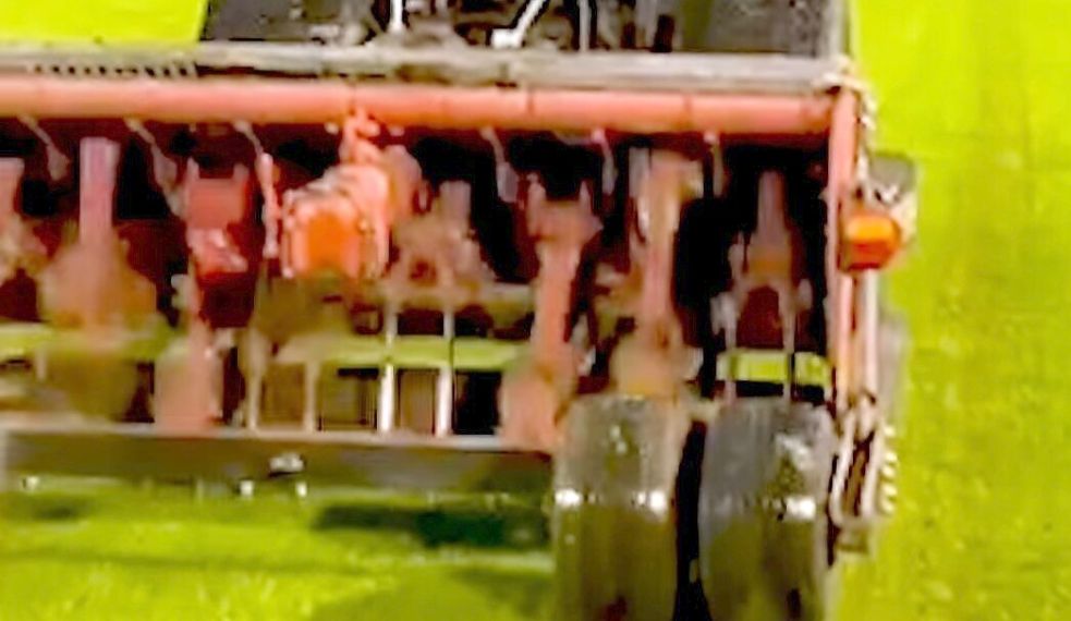 Am Donnerstag wurde das Emder Spielfeld mit einem speziellen Gerät bearbeitet. Foto: Videoscreenshot