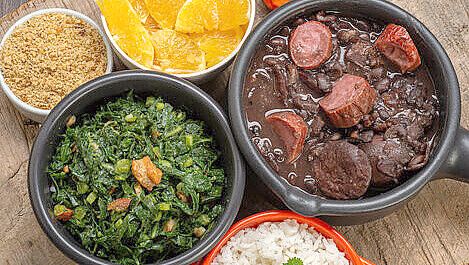 Feijoada ist eine brasilianische Spezialität. Dazu wird Reis und brasilianischer Grünkohl serviert, der unterscheidet sich aber ein bisschen von der ostfriesischen Variante. Orangen gehören zu jeder Mahlzeit dazu. Foto: Privat