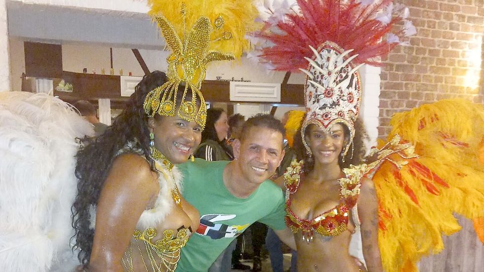 Bei der Eröffnungsparty kamen Freunde von Salustiano Ramos-Schlüter aus vielen Teilen Deutschlands. Diese beiden Samba-Tänzerinnen sorgten für exotisches Flair. Foto: Privat