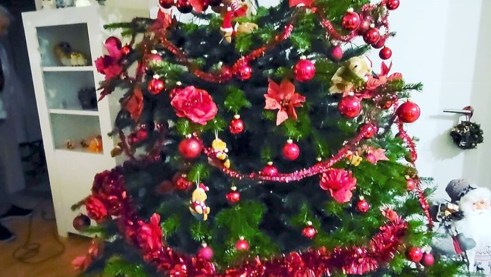 Der Weihnachtsbaum wir in jedem Jahr in einer anderen Farbe dekoriert. Foto: Privat