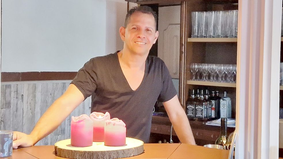 Cocktails, Kaffee, Kibbeling und vieles mehr serviert Salustiano Ramos-Schlüter seinen Gästen in seinem Lokal am Hafen von Weener. Foto: Gettkowski