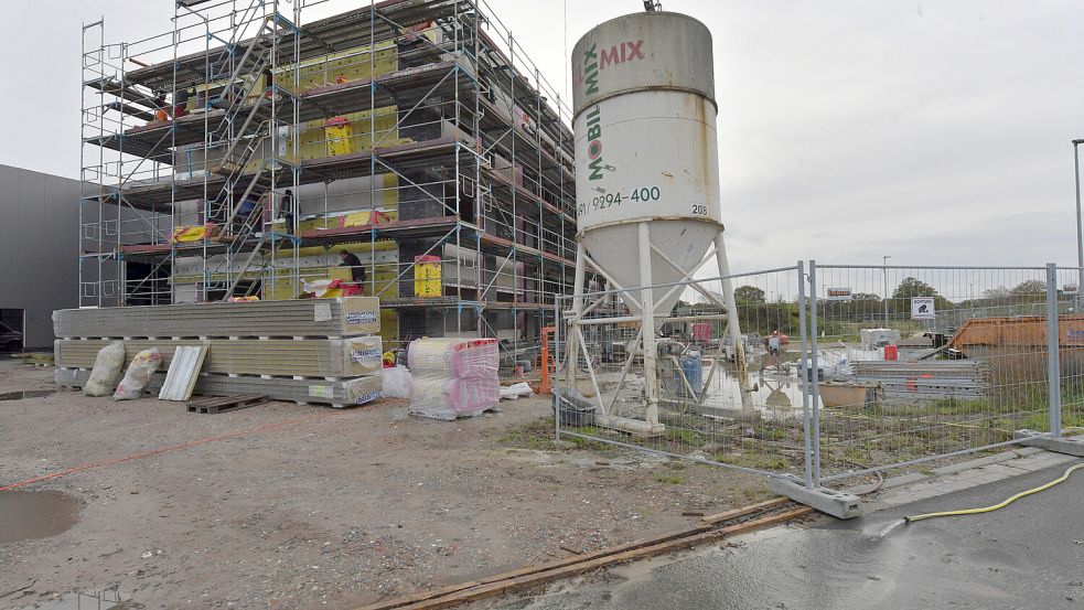 Die Fassade des Firmengebäudes wird derzeit gedämmt.