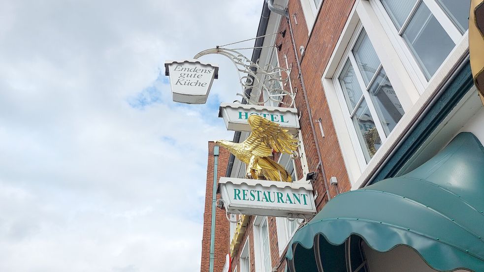 Beim Hotel und Restaurant Goldener Adler in bester Lage fürchtet Eigentümer Rainer Ahlers einen Rückgang der Gästezahlen durch die geplante Bettensteuer. Foto: Hanssen